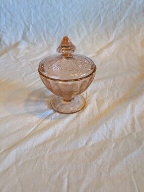 2/50$ Vintage Pink Pressed Glass Covered Candy, trinket, powder Dish